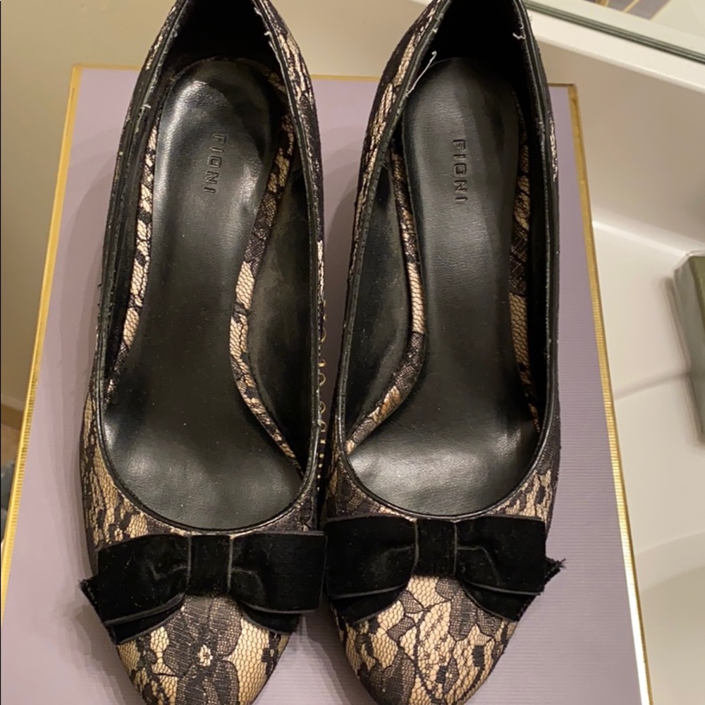 Women’s dress heels with bow size 7W